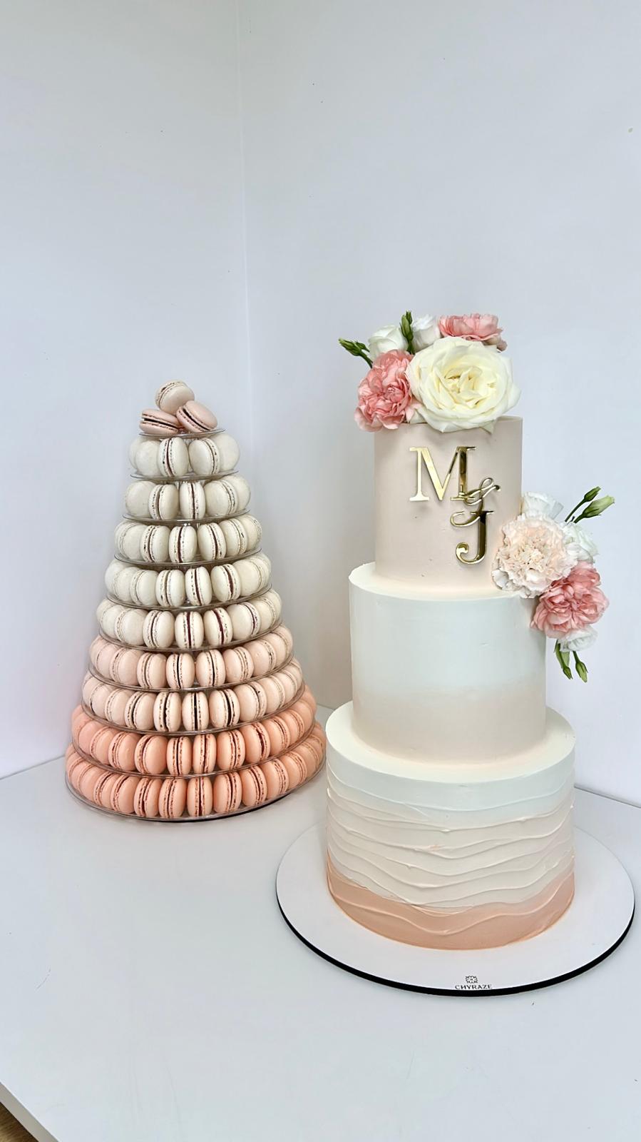 Wedding cake 3 étages pêche avec pyramide de macarons assortie - Chyraze Pâtisserie