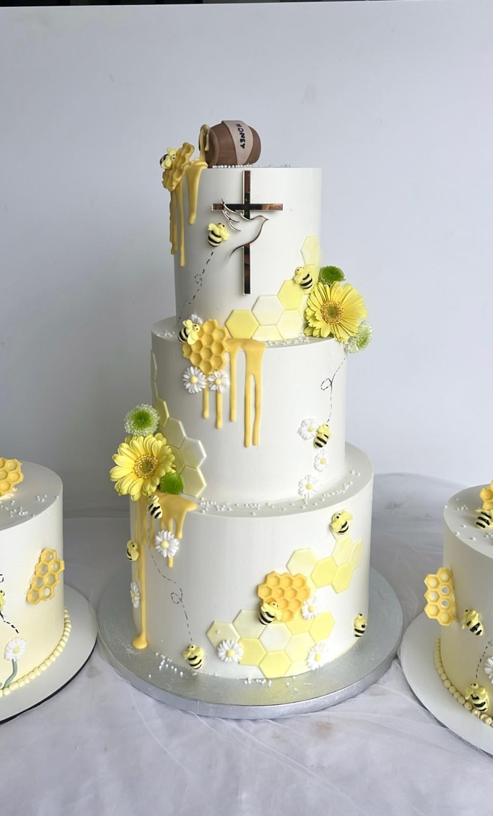 Cake design 3 étages baptême, abeilles, nid d'abeille et coulure miel - Chyraze Pâtisserie