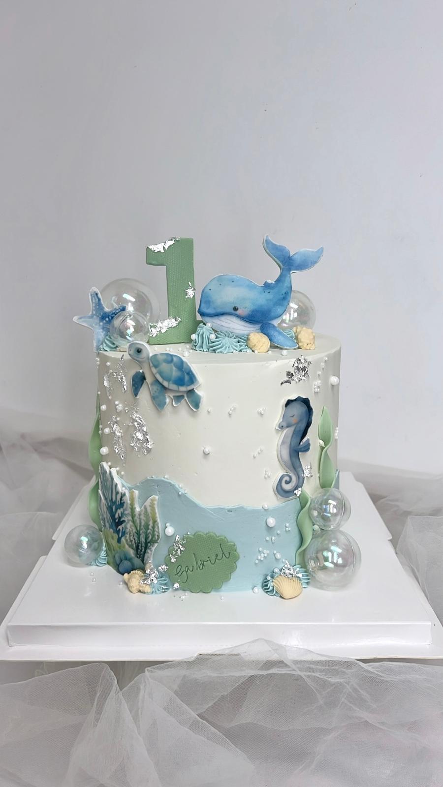 Cake design fond marin aquarelle, baleine, tortue et hippocampe, 1 an - Chyraze Pâtisserie