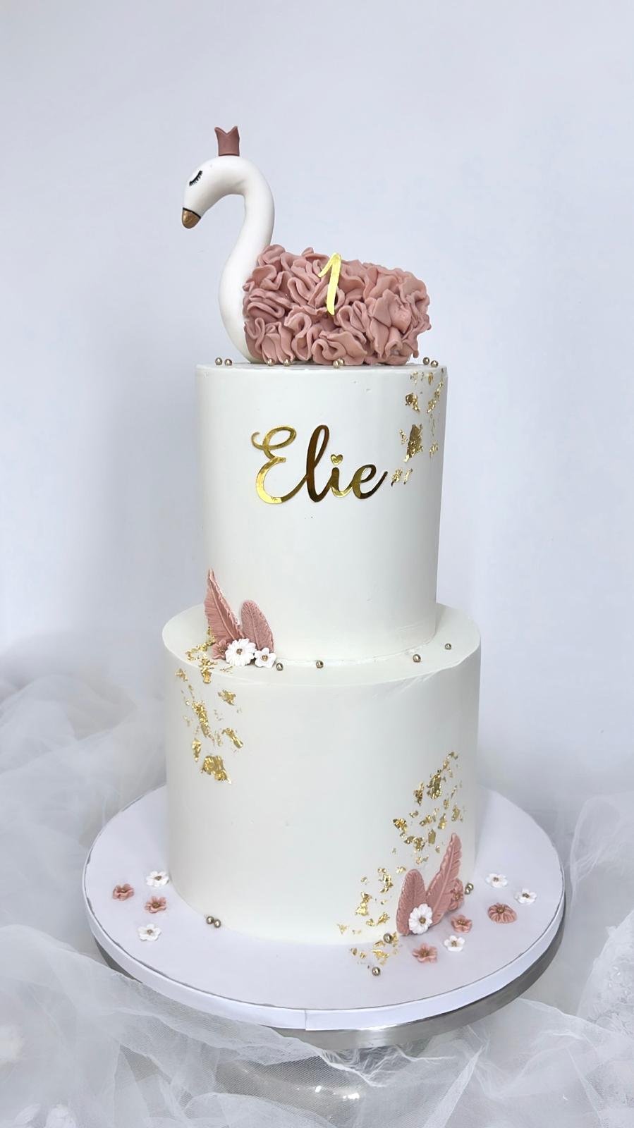 Cake design 2 étages blanc et or avec cygne rose - Chyraze Pâtisserie