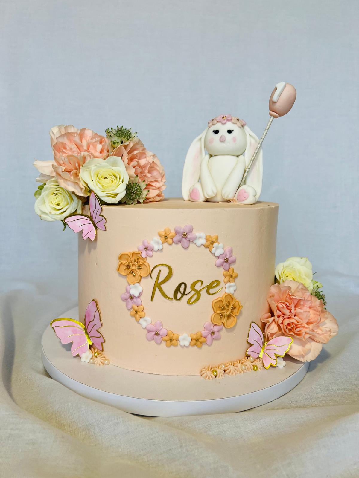 Cake design pêche avec lapin, couronne de fleurs et papillons - Chyraze Pâtisserie