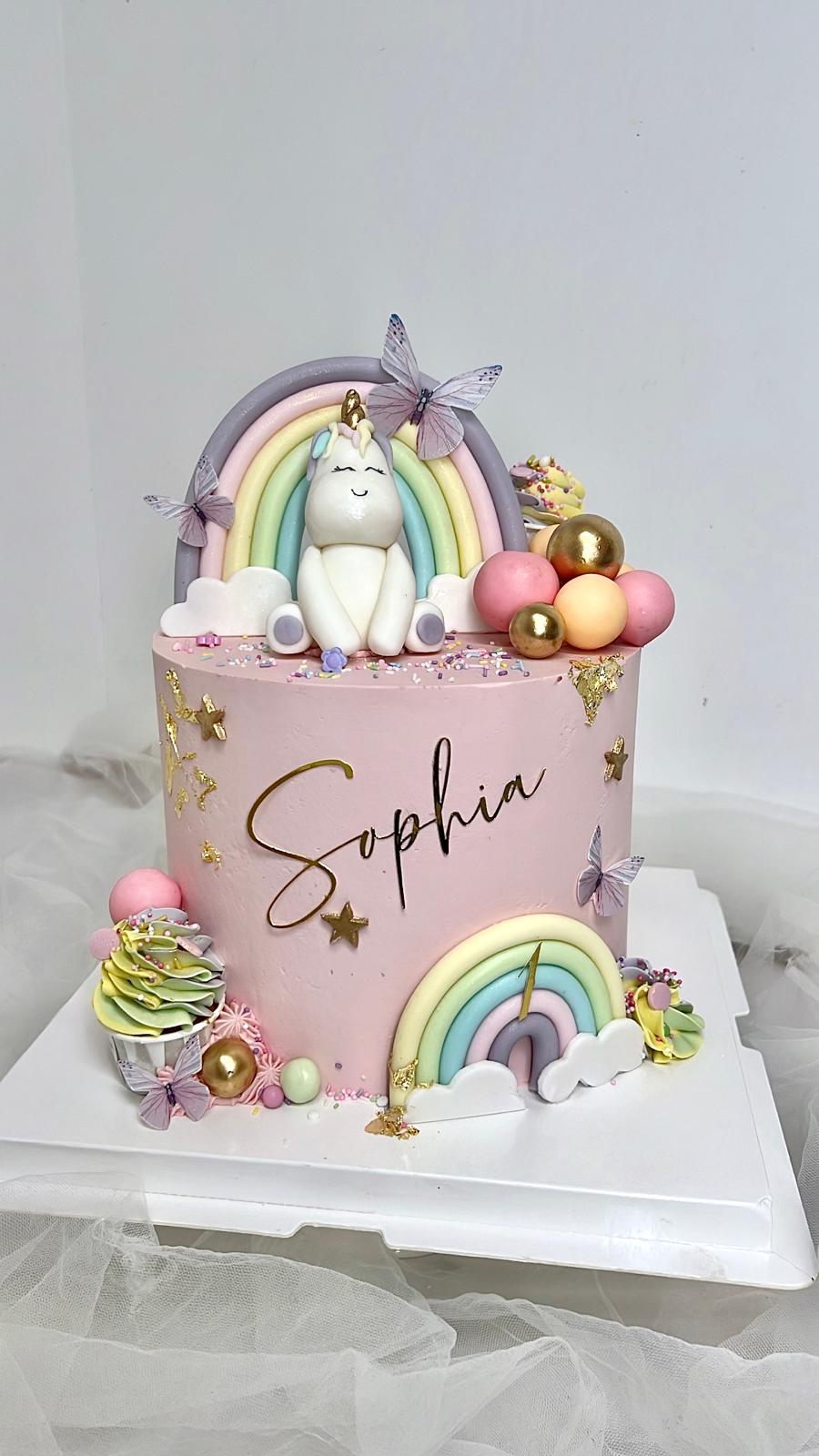 Cake design rose licorne et arc-en-ciel pastel avec papillons - Chyraze Pâtisserie