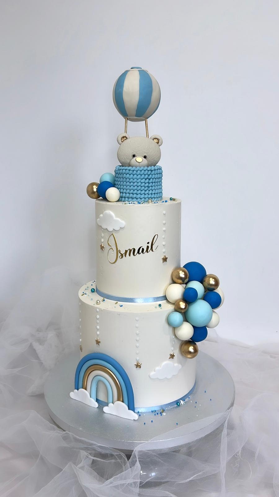 Cake design 2 étages ourson en montgolfière, ballons bleus et arc-en-ciel - Chyraze Pâtisserie