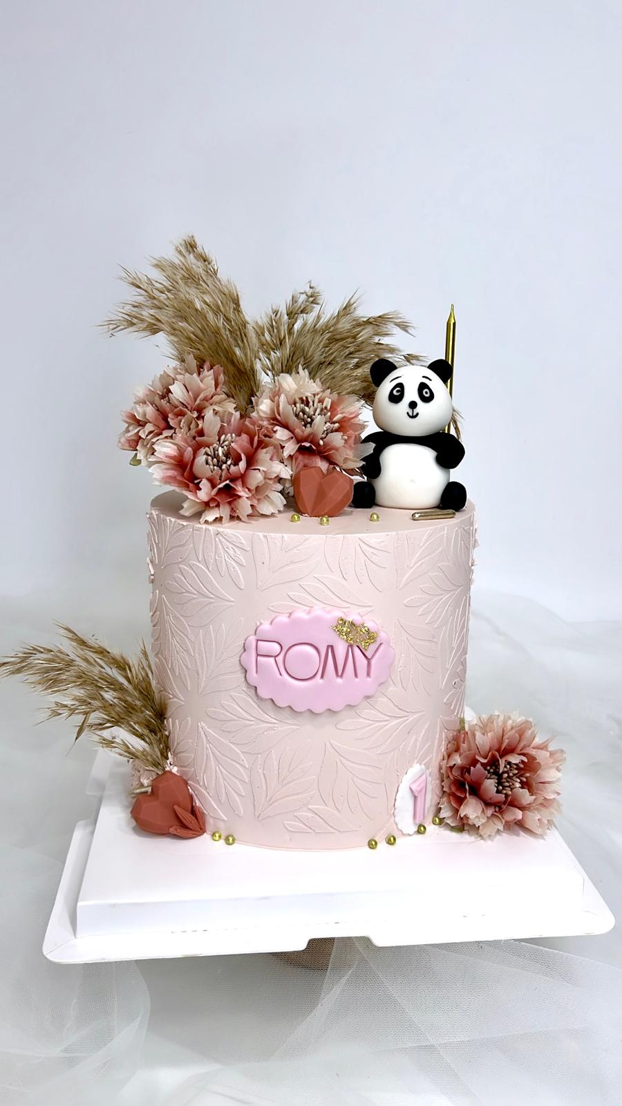 Cake design rose poudré texturé avec panda, fleurs et pampas - Chyraze Pâtisserie