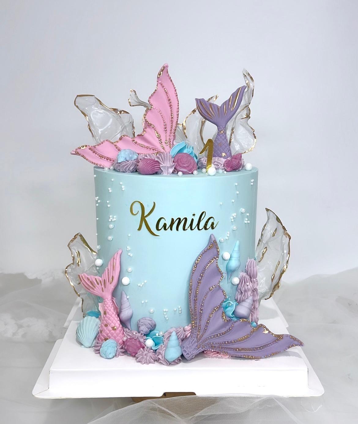 Cake design sirène bleu pastel, queues de sirène roses et violettes, prénom doré - Chyraze Pâtisserie