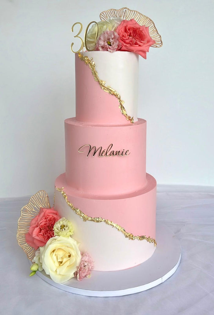 Gâteau d'anniversaire personnalisé réalisé par Chyraze Pâtisserie — modèle 6