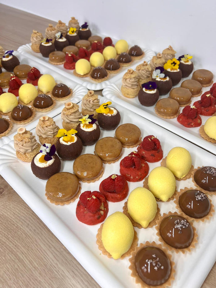 Plateau de petites pièces et mignardises réalisé par Chyraze Pâtisserie — modèle 2