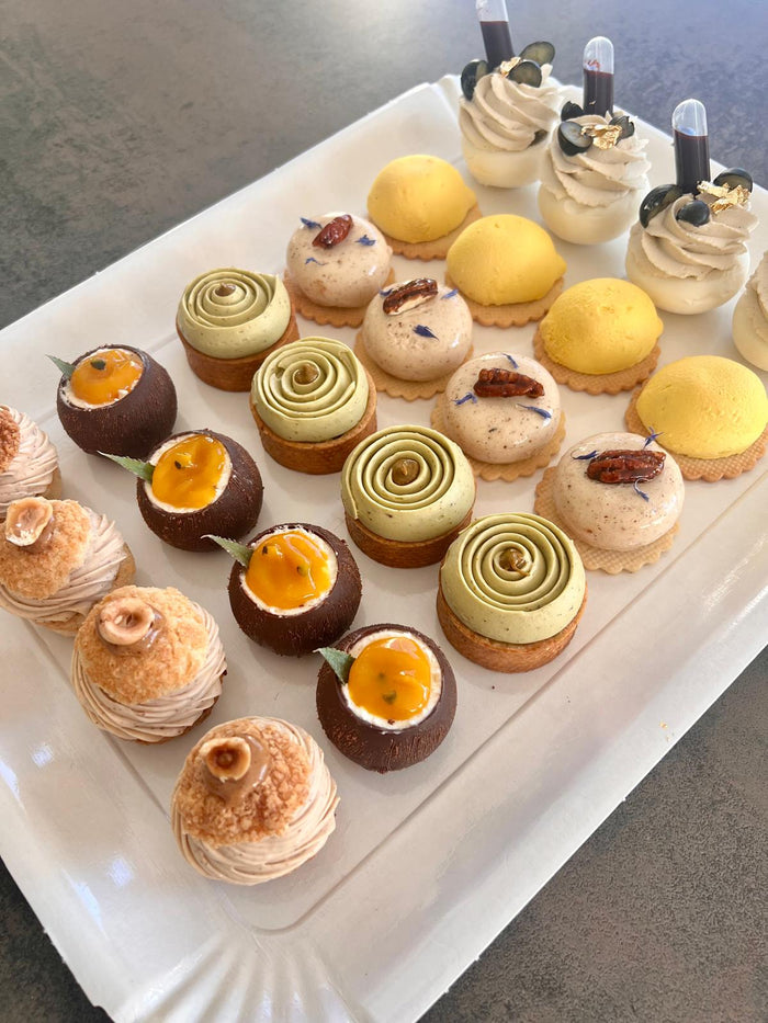 Plateau de petites pièces et mignardises réalisé par Chyraze Pâtisserie — modèle 5