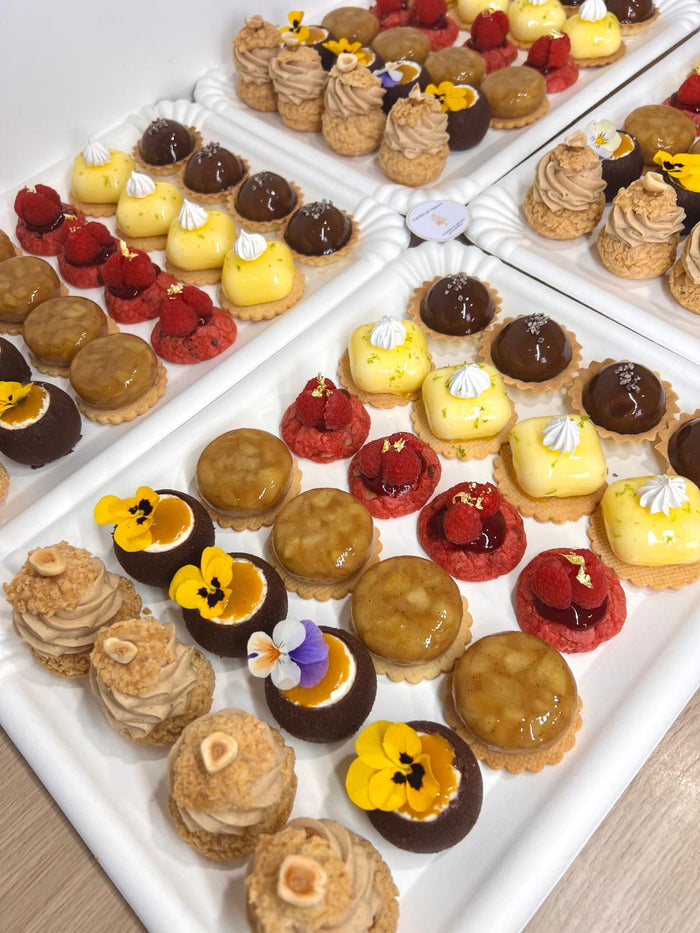 Plateau de petites pièces et mignardises réalisé par Chyraze Pâtisserie — modèle 7