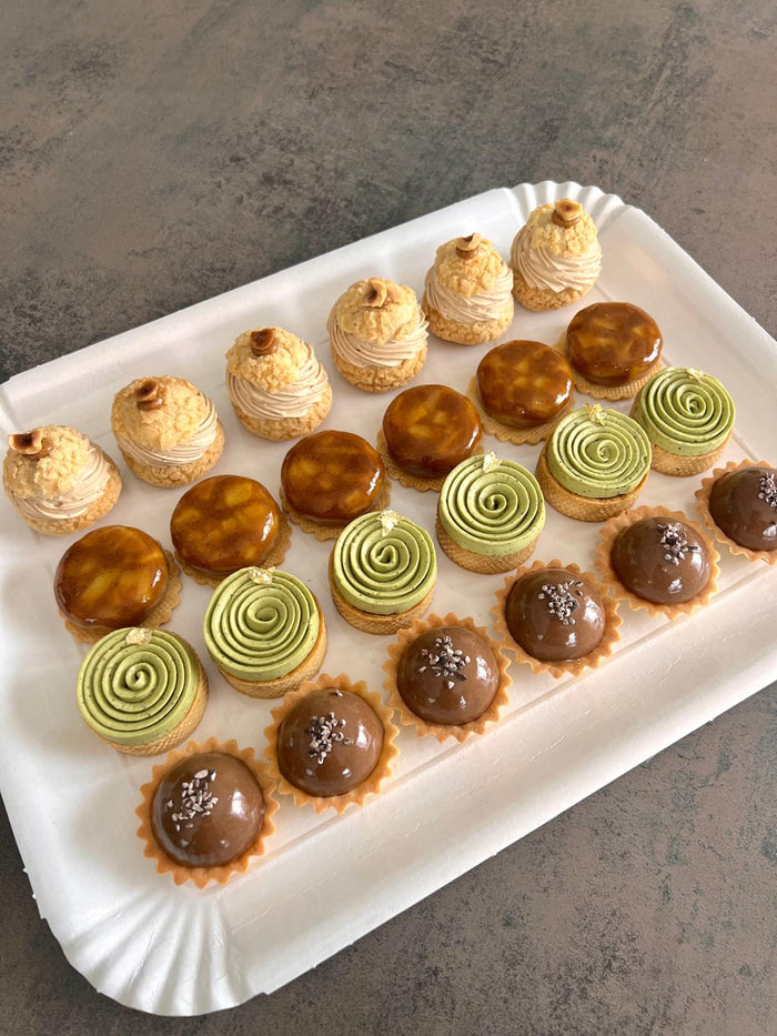 Plateau de petites pièces et mignardises réalisé par Chyraze Pâtisserie — modèle 8