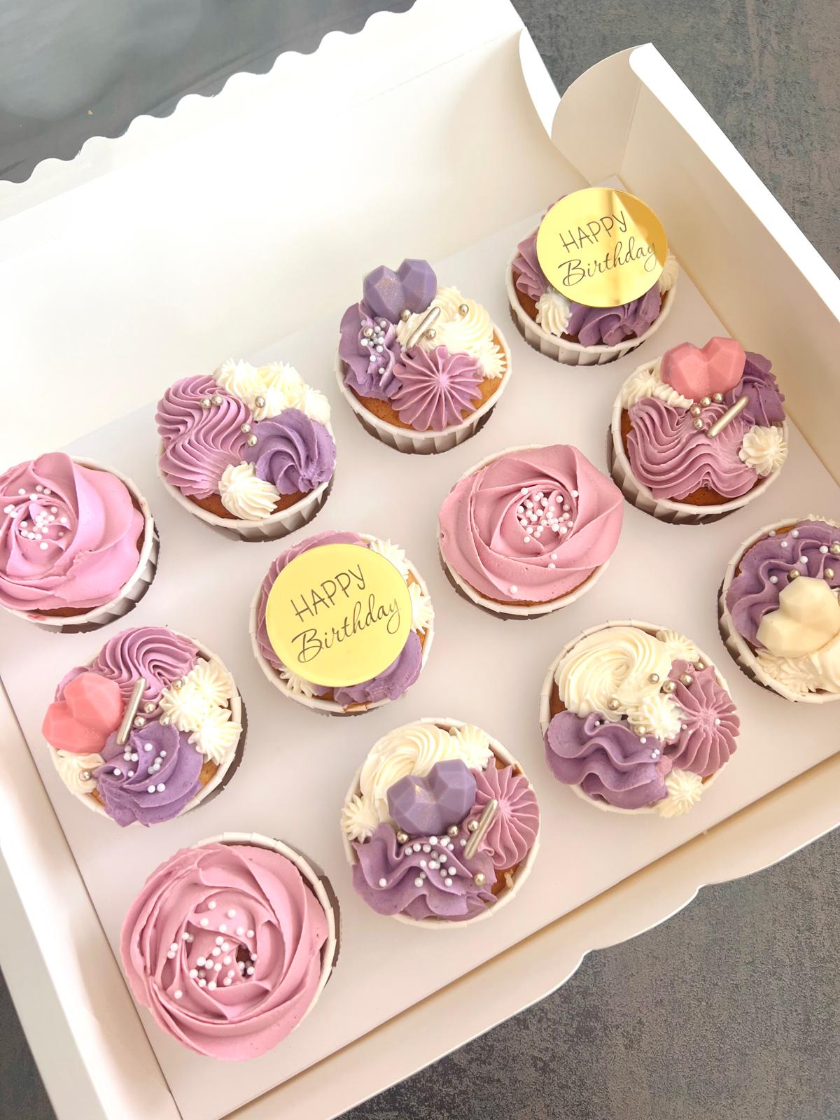 Boîte de 12 cupcakes d'anniversaire rose et violet - Chyraze Pâtisserie