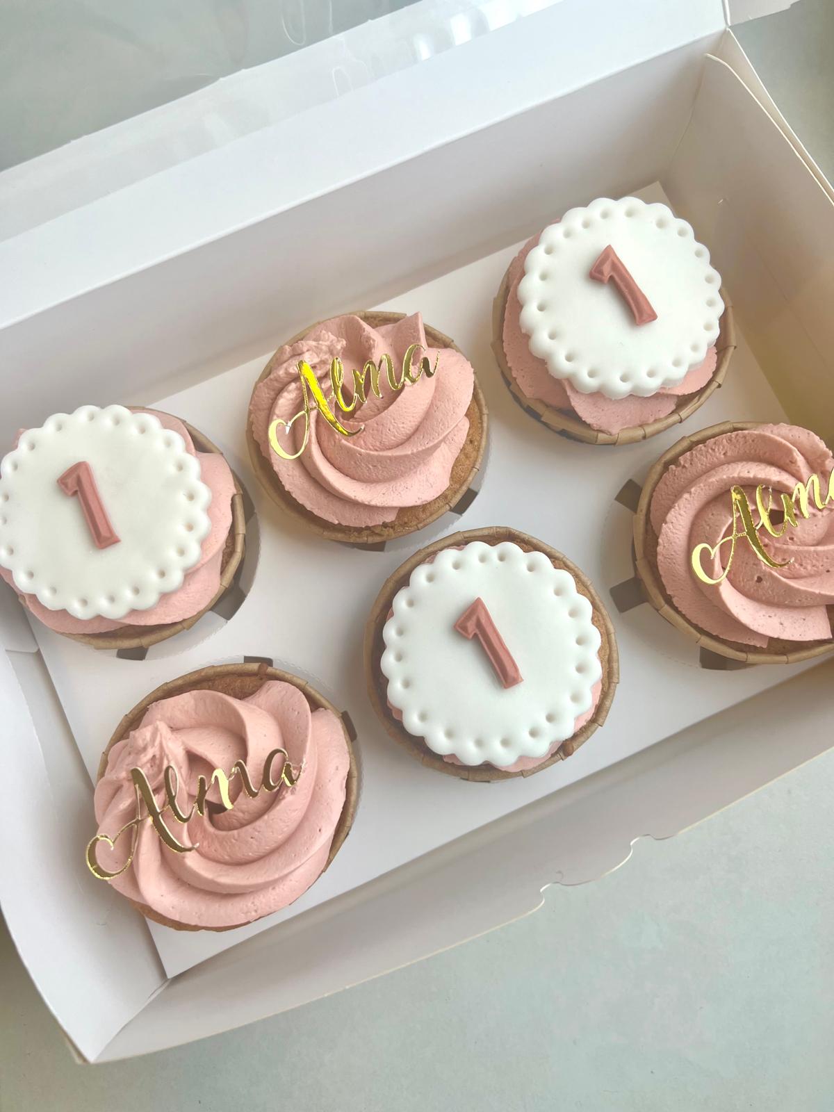 Cupcakes roses personnalisés premier anniversaire - Chyraze Pâtisserie