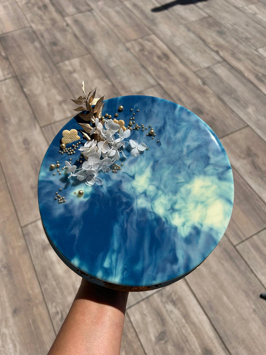 Entremets glaçage miroir bleu marbré, fleurs séchées et perles dorées - Chyraze Pâtisserie