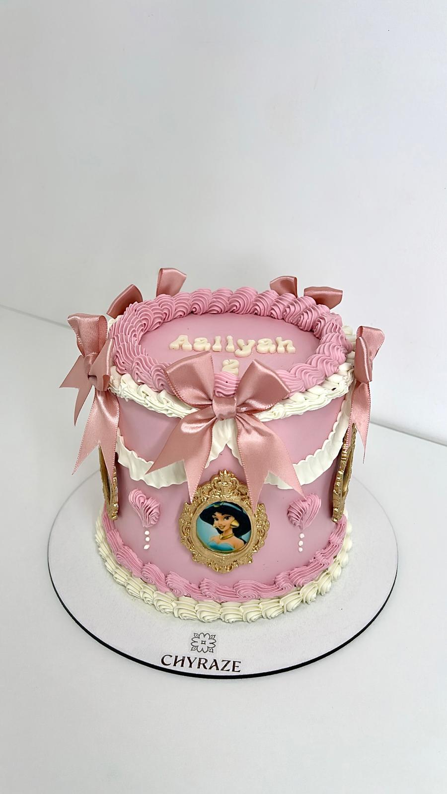 Gâteau d'anniversaire rose avec noeuds en satin - Chyraze Pâtisserie