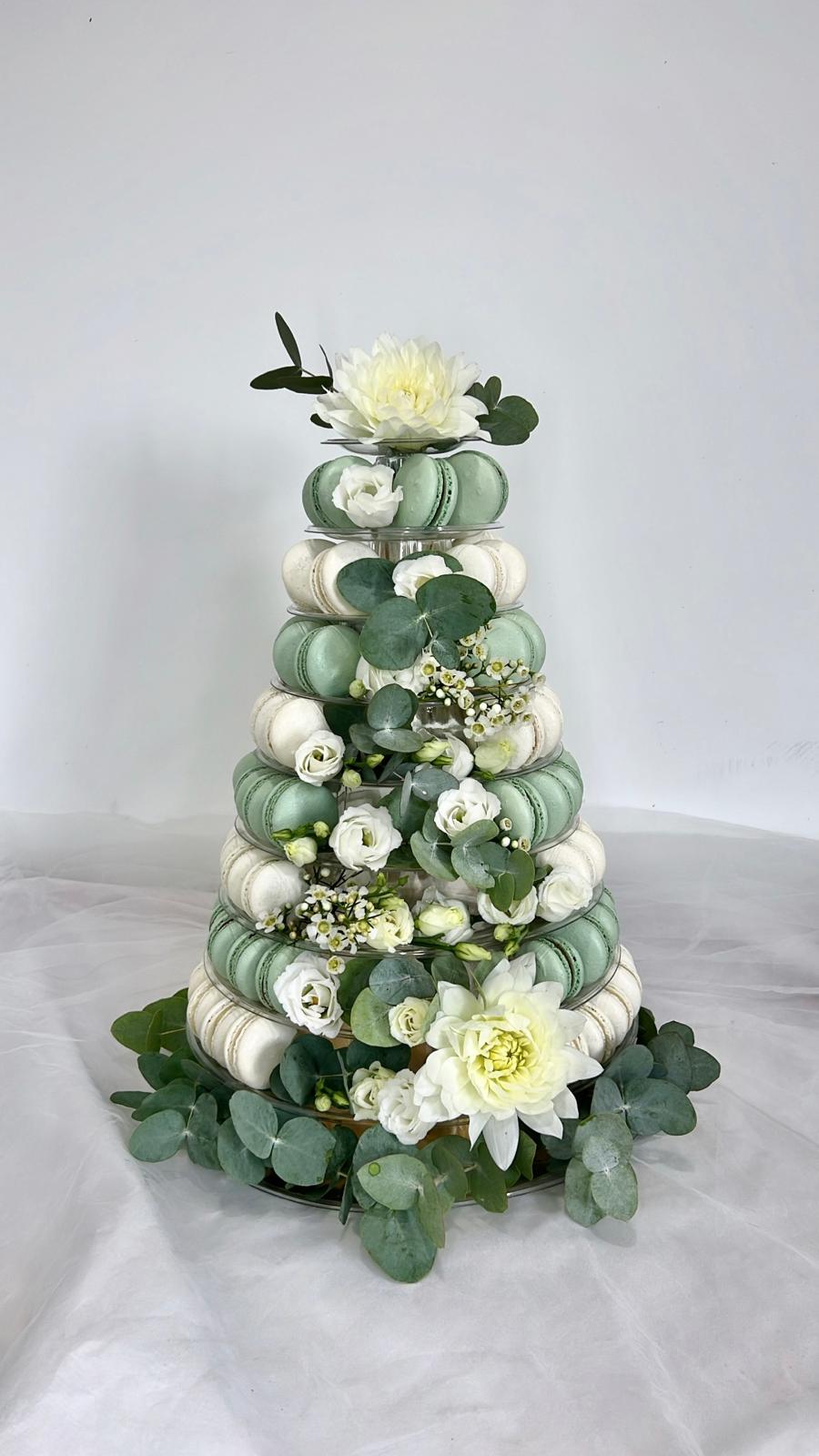 Pyramide de macarons de mariage vert sauge et blanc avec fleurs fraîches - Chyraze Pâtisserie