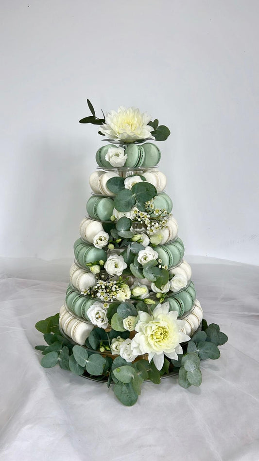 Pyramide de macarons de mariage vert sauge et blanc avec fleurs fraîches - Chyraze Pâtisserie