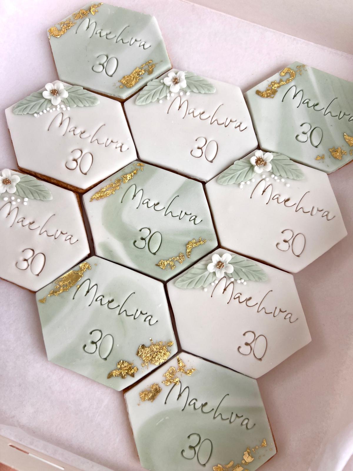 Sablés personnalisés hexagones 30 ans vert et or - Chyraze Pâtisserie