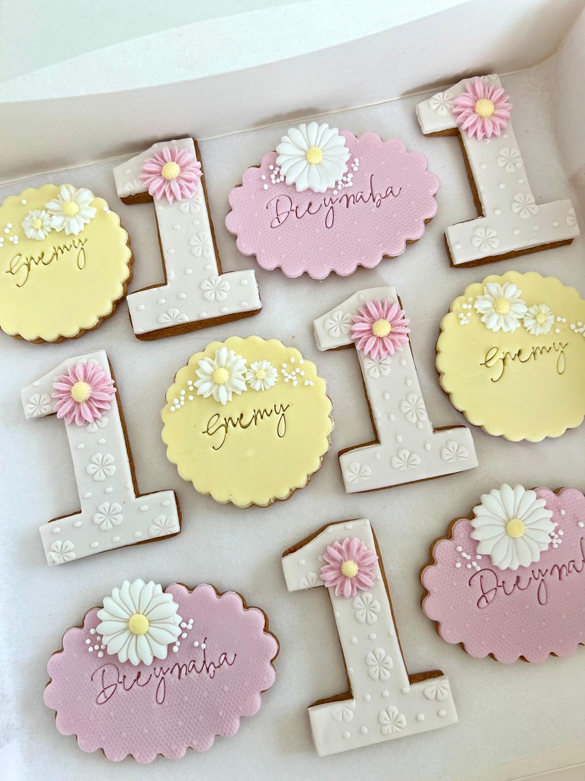 Sablés personnalisés premier anniversaire rose et jaune - Chyraze Pâtisserie