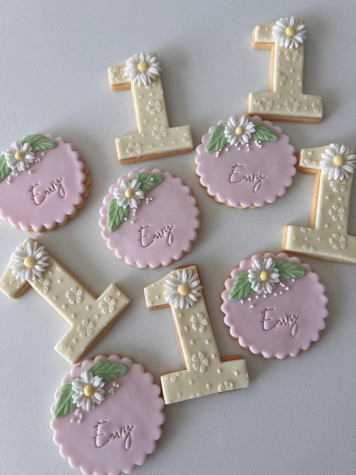 Sablés personnalisés prénom et fleurs rose - Chyraze Pâtisserie