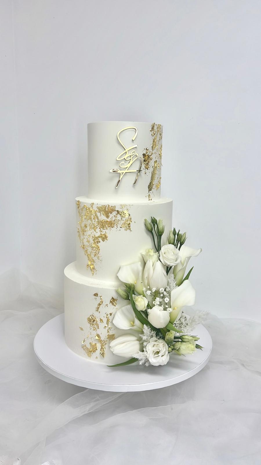 Wedding cake 3 étages blanc, feuille d'or et tulipes blanches - Chyraze Pâtisserie