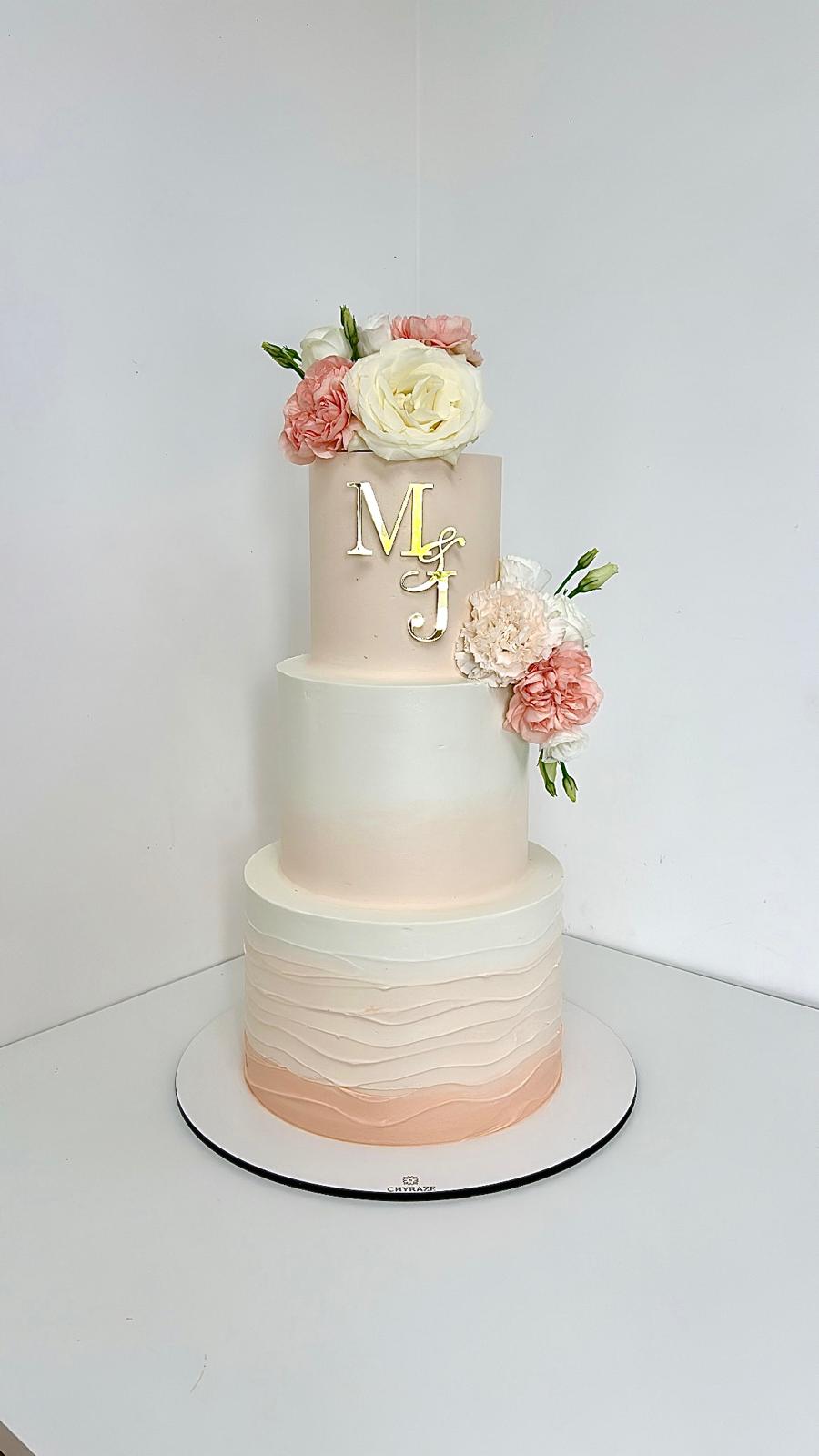 Wedding cake 3 étages dégradé pêche, fleurs fraîches et initiales - Chyraze Pâtisserie