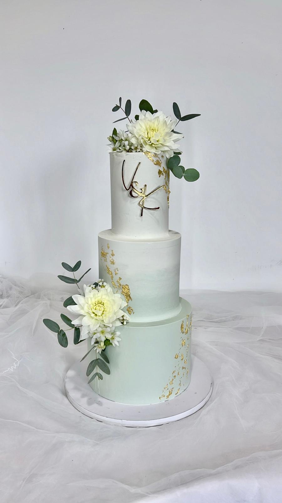 Wedding cake 3 étages, eucalyptus, fleurs blanches et initiales dorées - Chyraze Pâtisserie