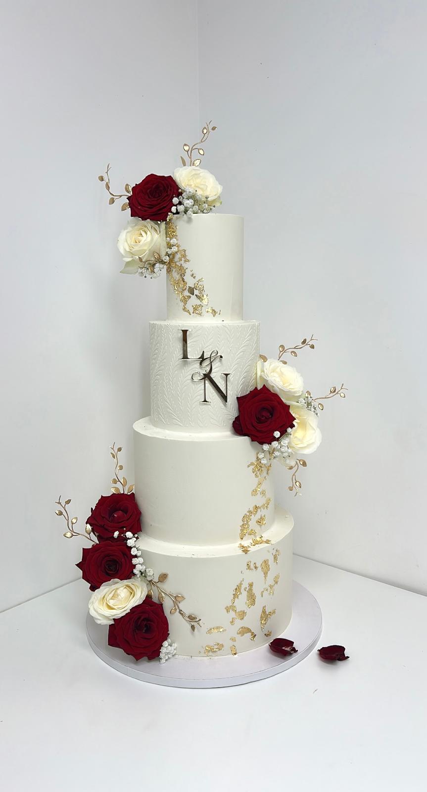 Wedding cake 3 étages blanc, roses bordeaux et initiales - Chyraze Pâtisserie