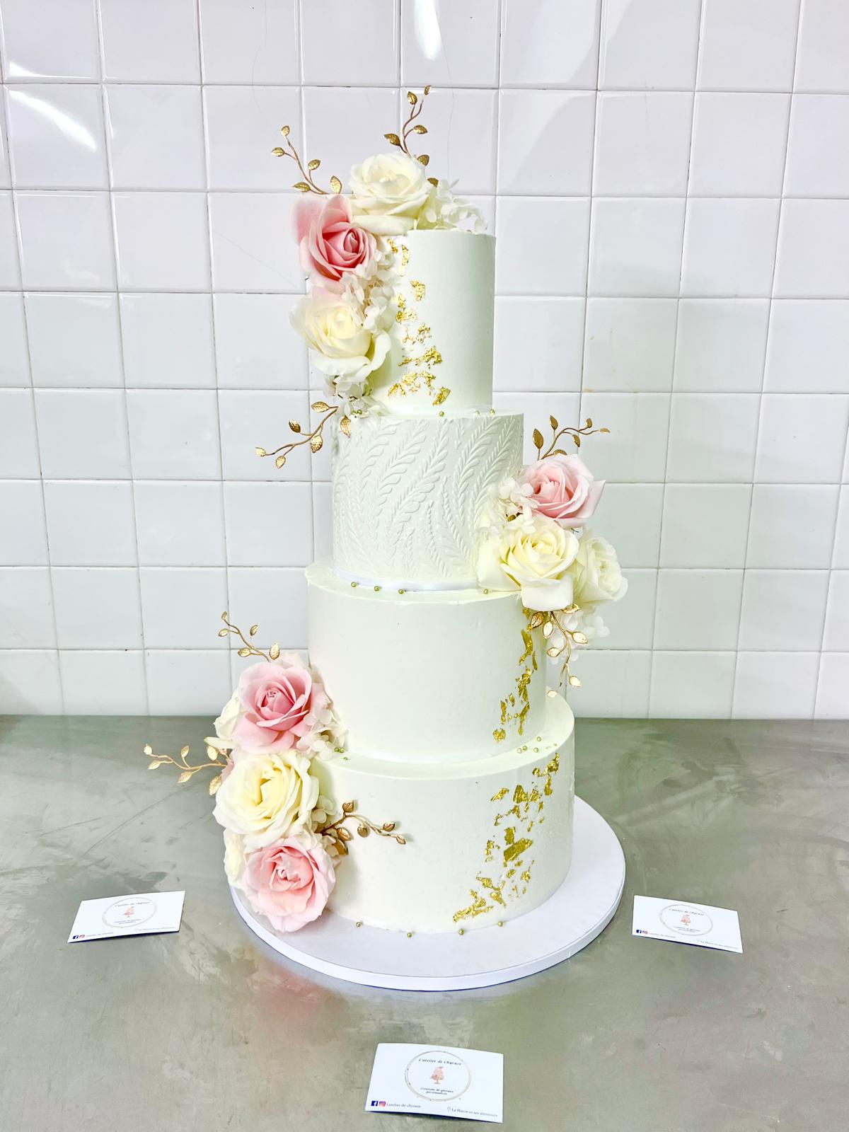 Wedding cake 3 étages blanc, roses poudrées et feuille d'or - Chyraze Pâtisserie