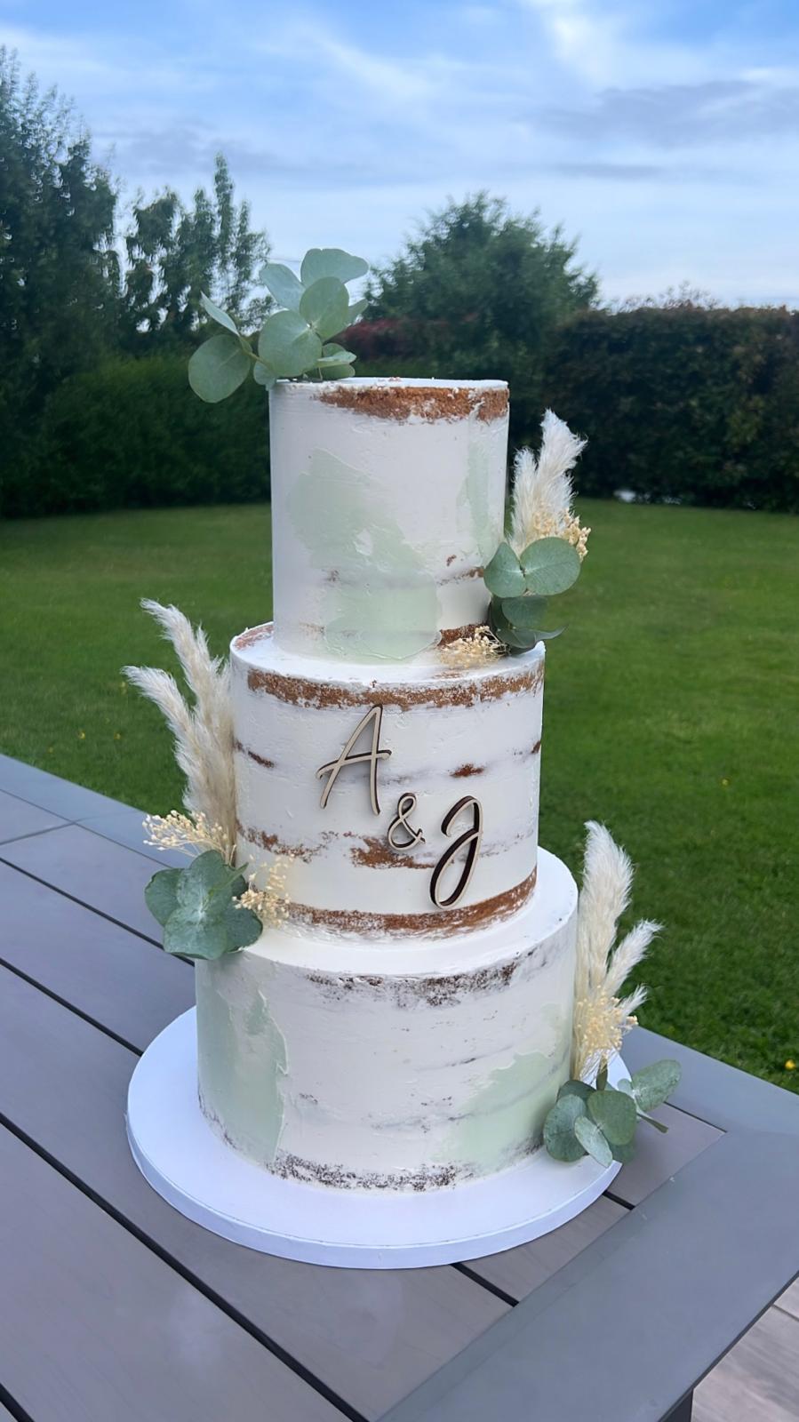 Wedding cake 3 étages semi-naked, or, pampas et eucalyptus - Chyraze Pâtisserie
