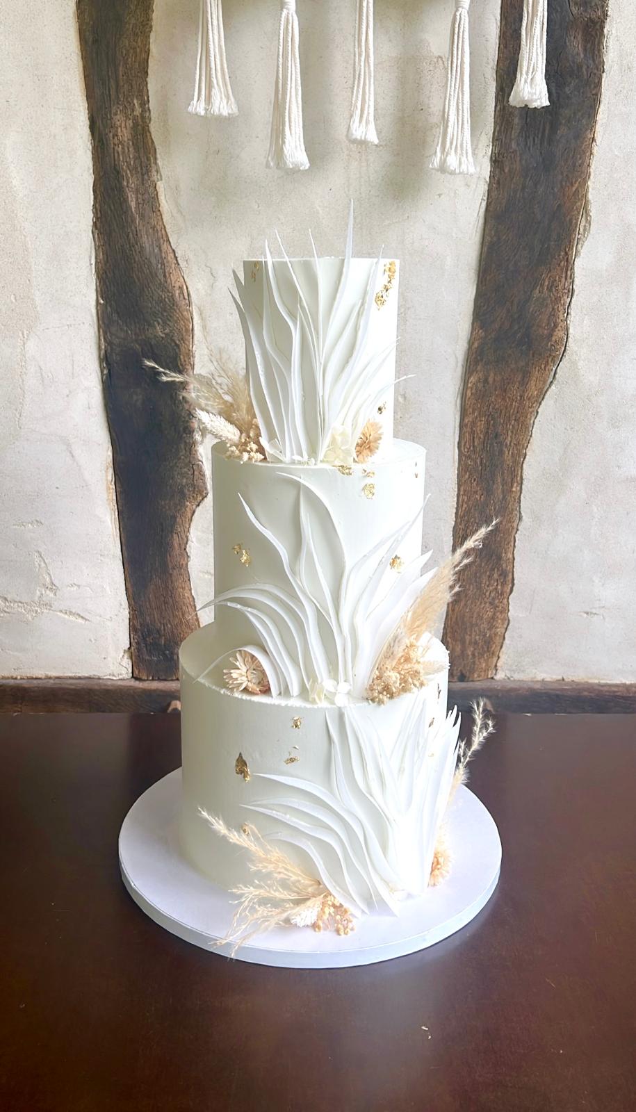Wedding cake 3 étages blanc texture plumes, style bohème - Chyraze Pâtisserie