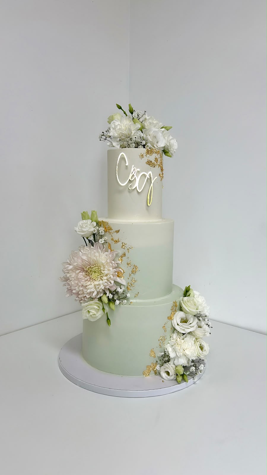 Wedding cake 3 étages vert sauge, dahlias blancs et initiales - Chyraze Pâtisserie
