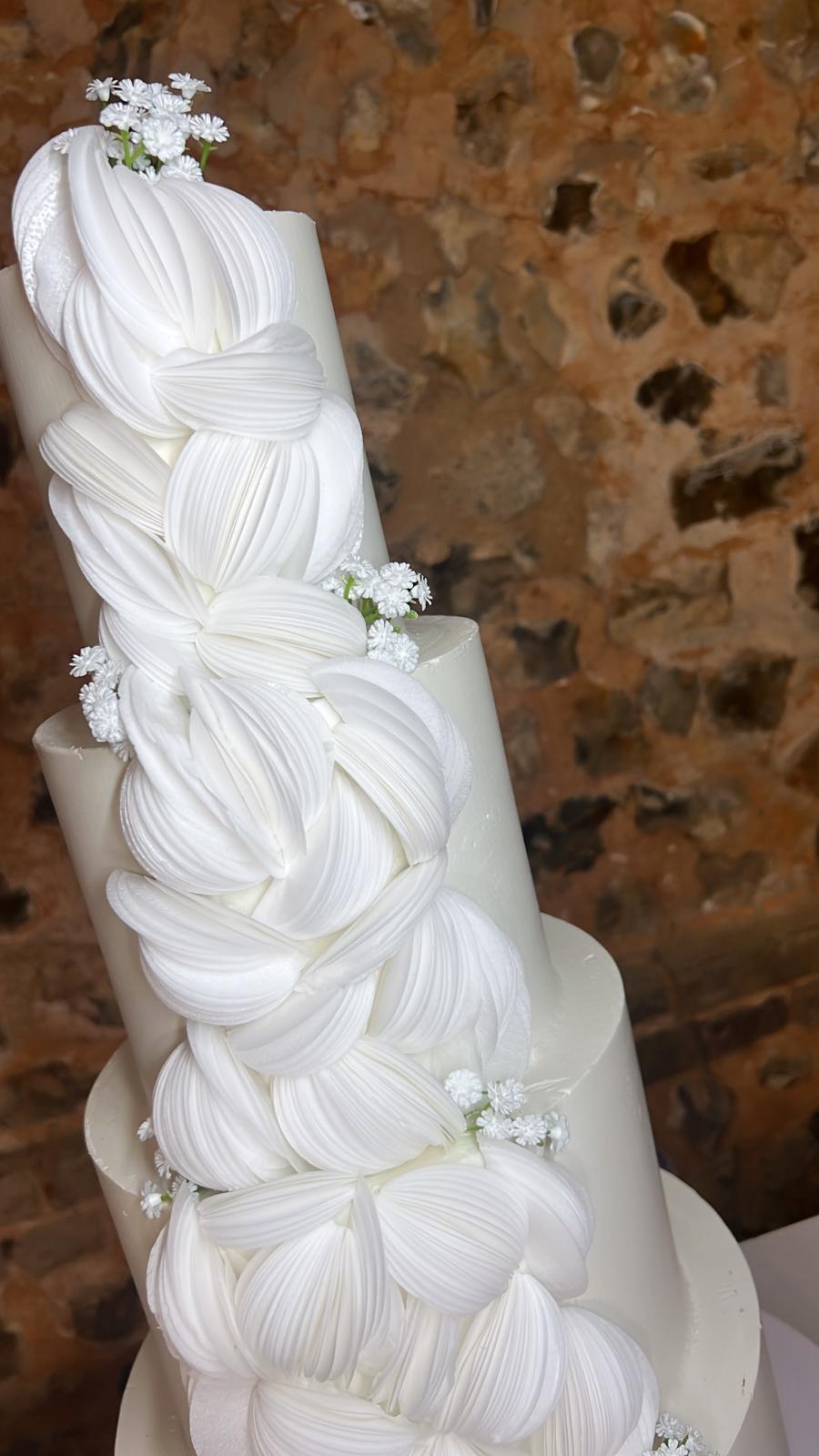 Pièce montée wedding cake, détail de la texture tressée blanche - Chyraze Pâtisserie